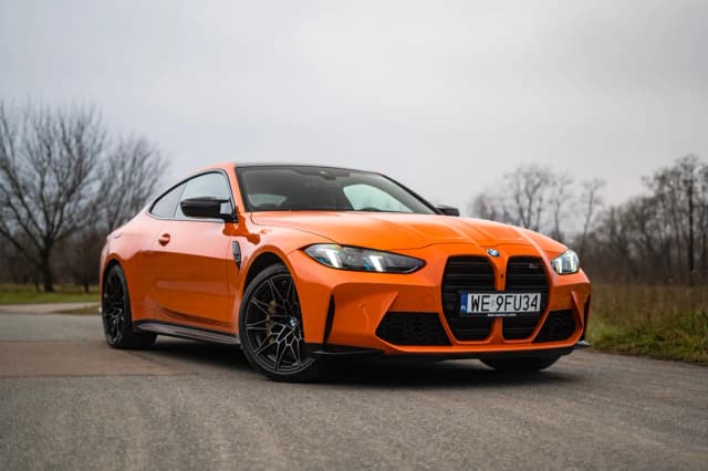 Ile kosztuje wynajem samochodu sportowego? Sprawdź ceny i opcje