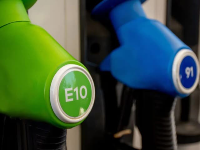 Czy twój samochód może jeździć na benzynie E10? Sprawdź kompatybilność i skutki